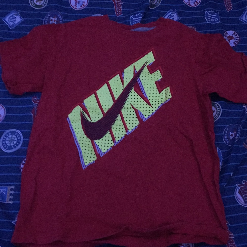Nike logo tee size youth medium